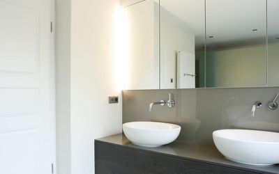 Zwei Aufsatzwaschbecken vor einer hellgrauen Wand