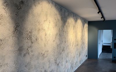 Detail einer floral gestalteten Wand mit Streiflicht