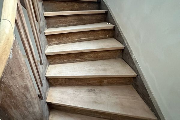 Treppenstufen und Wandflächen vor der Renovierung in Aachen