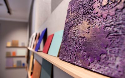 Violette strukturierte Musterplatte neben weiteren Farbmustern