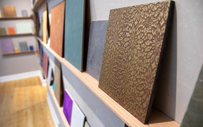 Braune und beige Oberflächenmuster in der Ausstellung