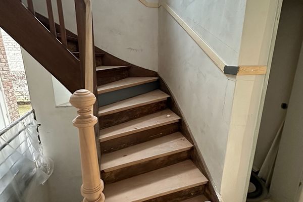 Holztreppe mit bestehenden Wandflächen vor der Renovierung in Aachen