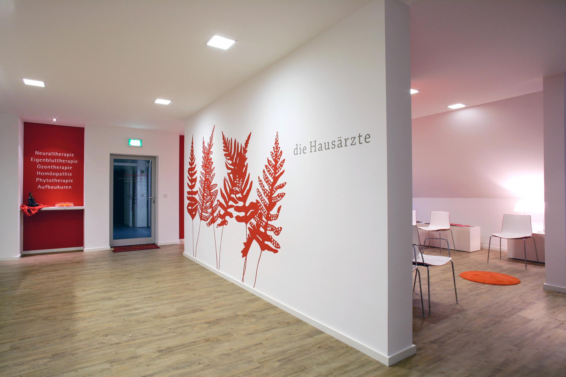 Praxis Die Hausärzte mit floraler Wandgestaltung und hellen Wartebereichen